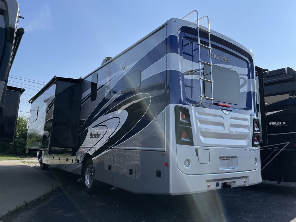 2022 Fleetwood Bounder 35GL in georgetown KY