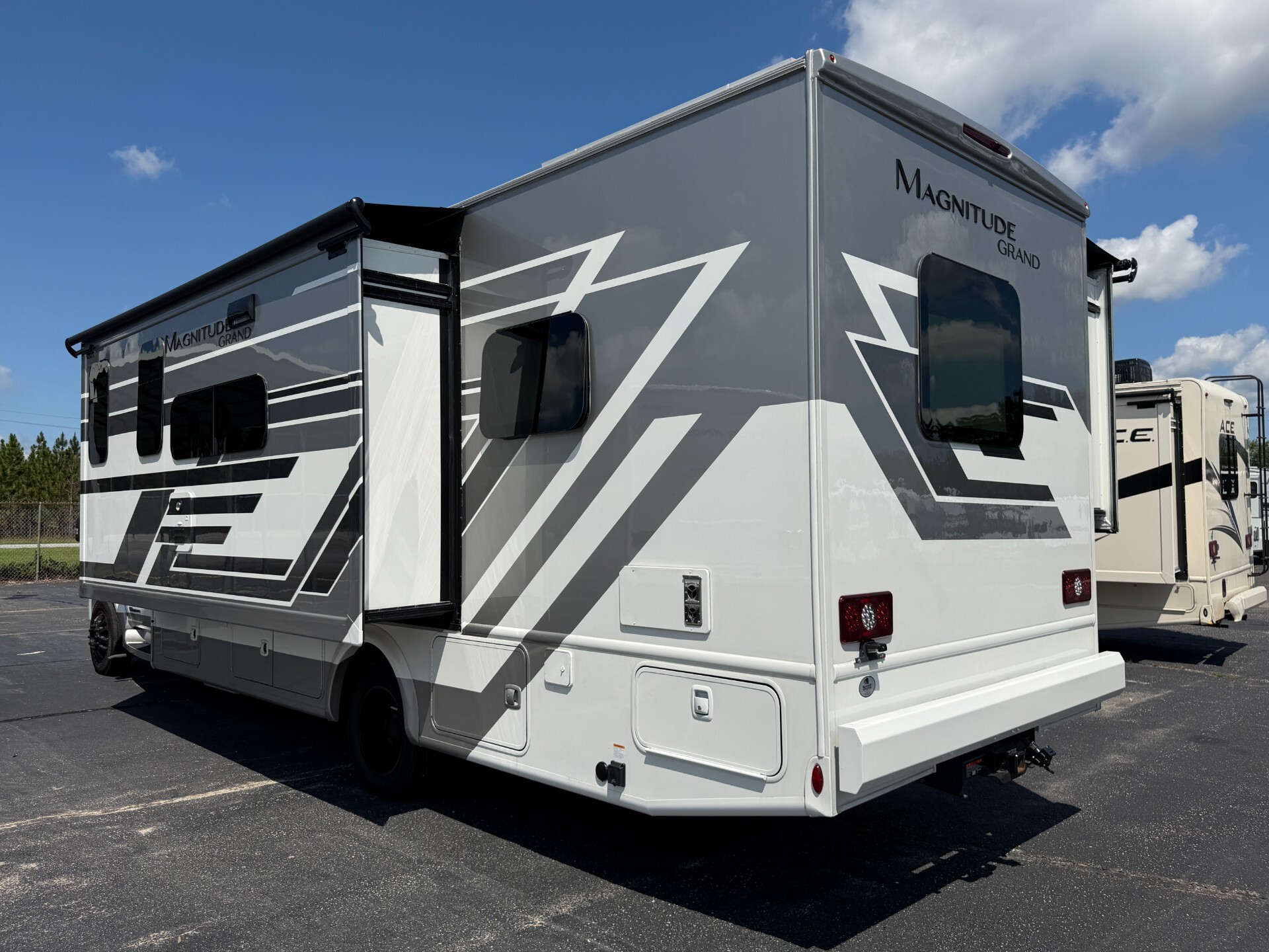 2026 Thor Motor Coach Magnitude Grand X32 in mcbee SC