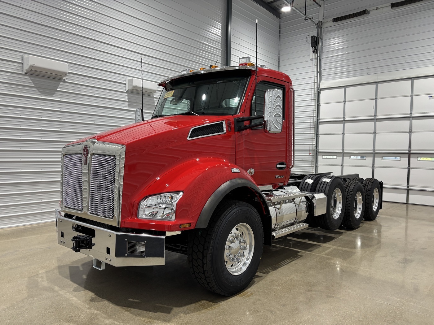 2027 KENWORTH T880 in Van Buren Township, MI