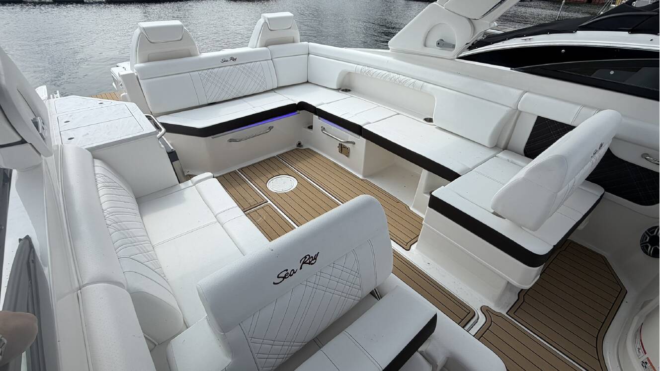 A photo of this 2026 Sea Ray SDX 290