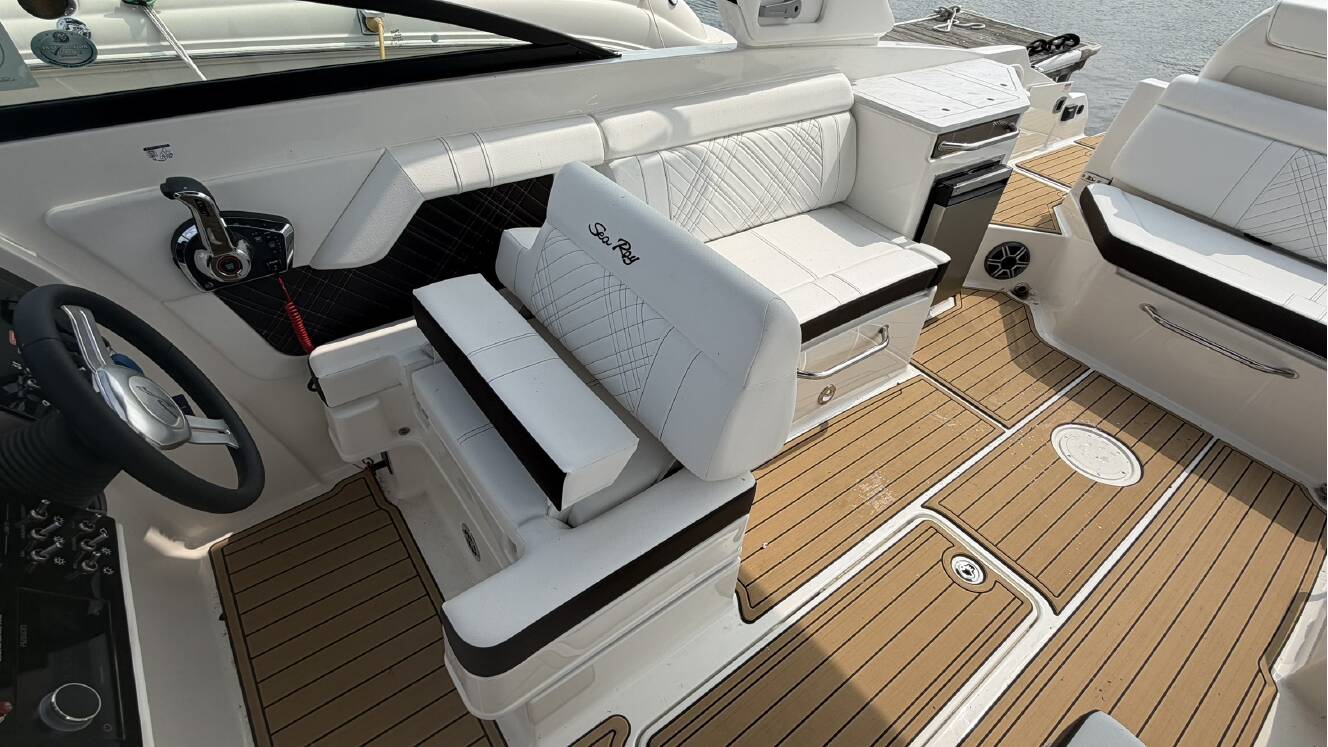 A photo of this 2026 Sea Ray SDX 290