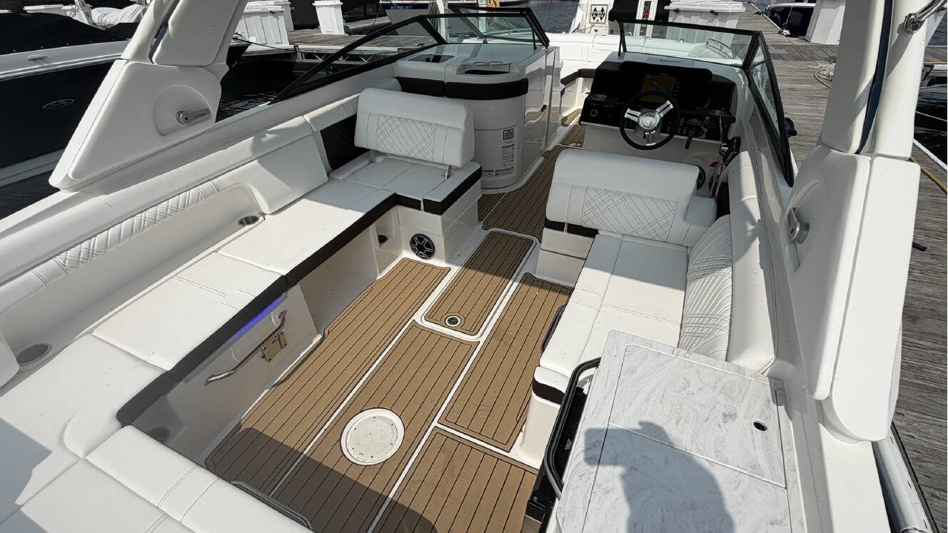A photo of this 2026 Sea Ray SDX 290