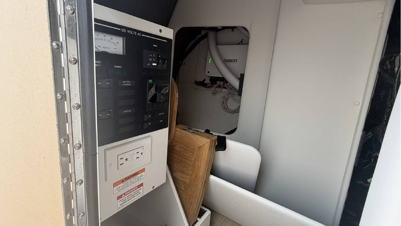 A photo of this 2026 Sea Ray SDX 290