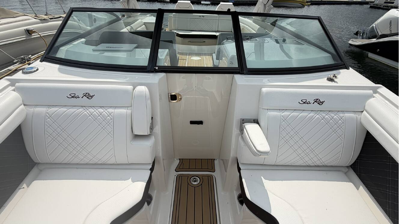 A photo of this 2026 Sea Ray SDX 290