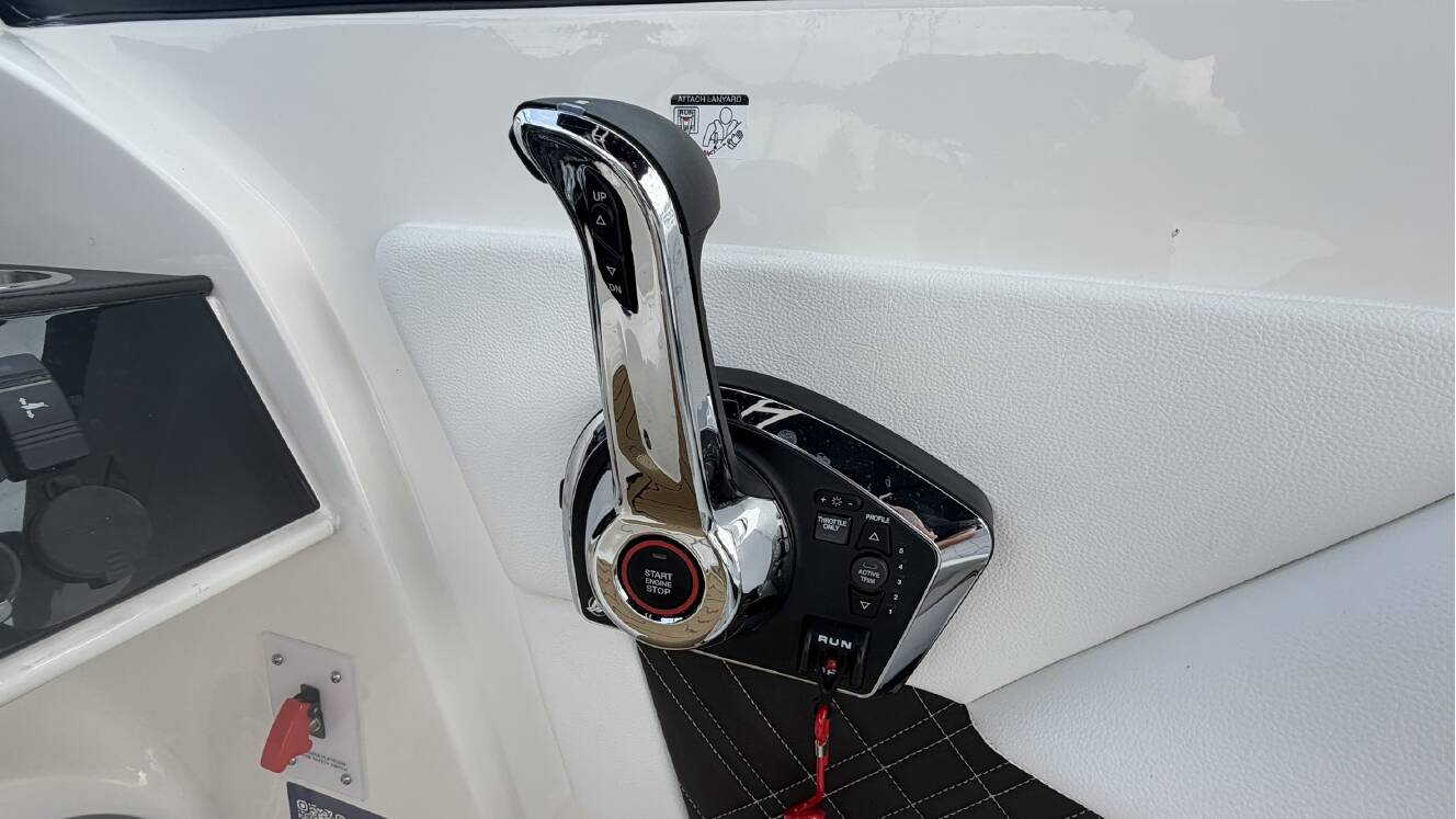 A photo of this 2026 Sea Ray SDX 290