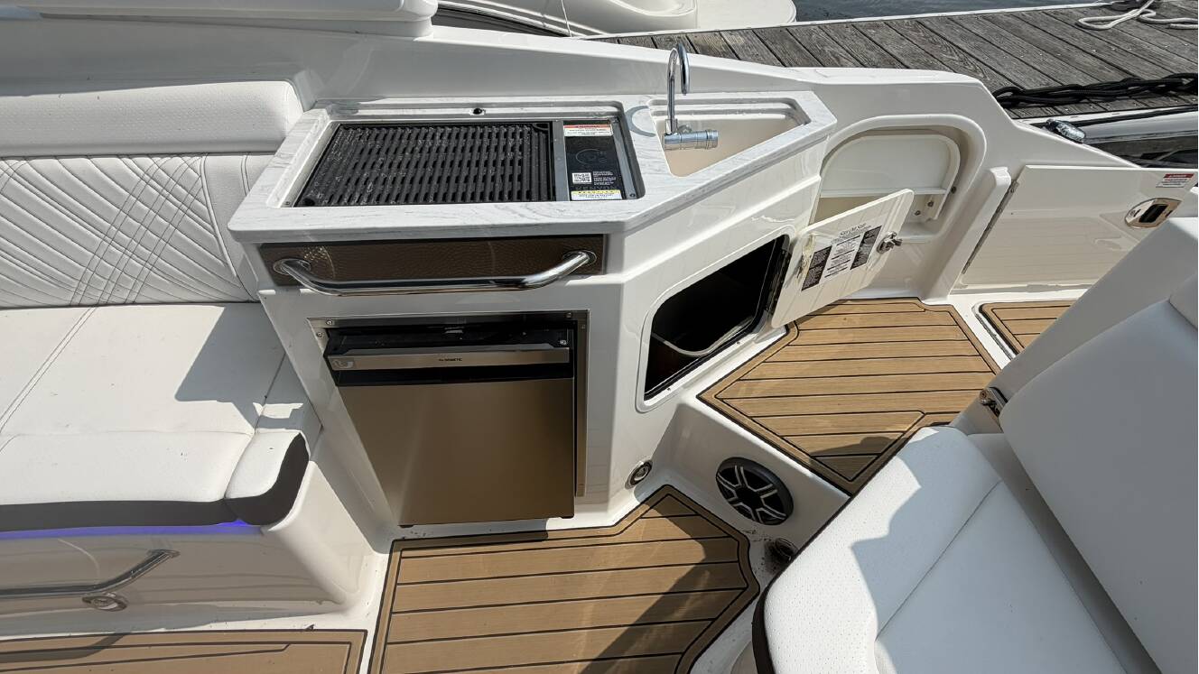 A photo of this 2026 Sea Ray SDX 290