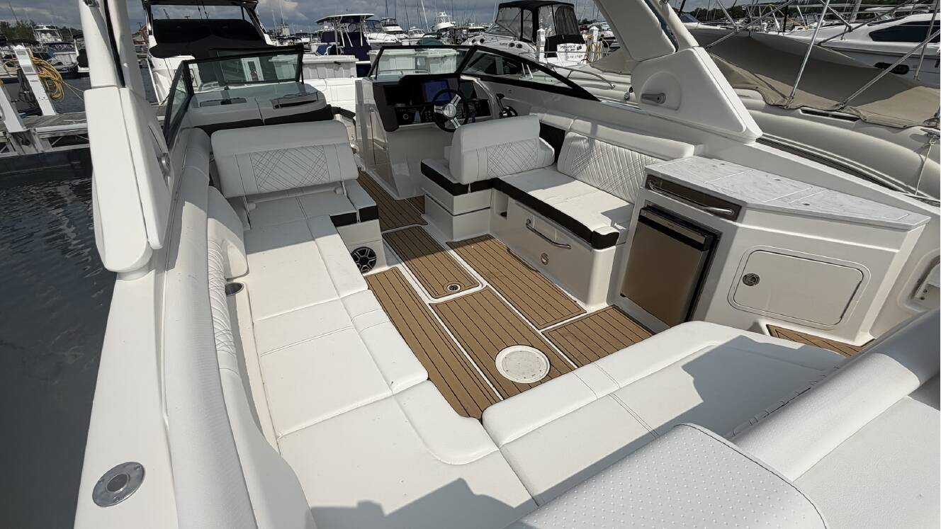 A photo of this 2026 Sea Ray SDX 290