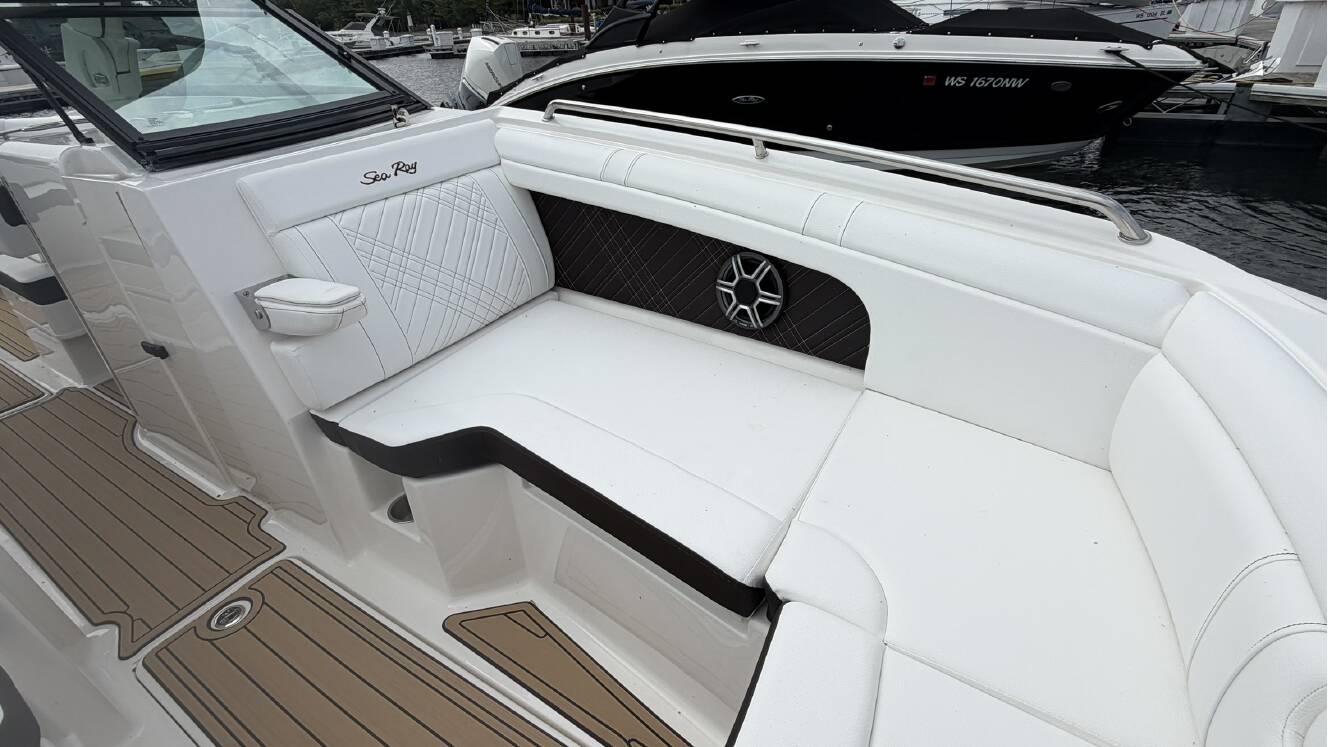 A photo of this 2026 Sea Ray SDX 290