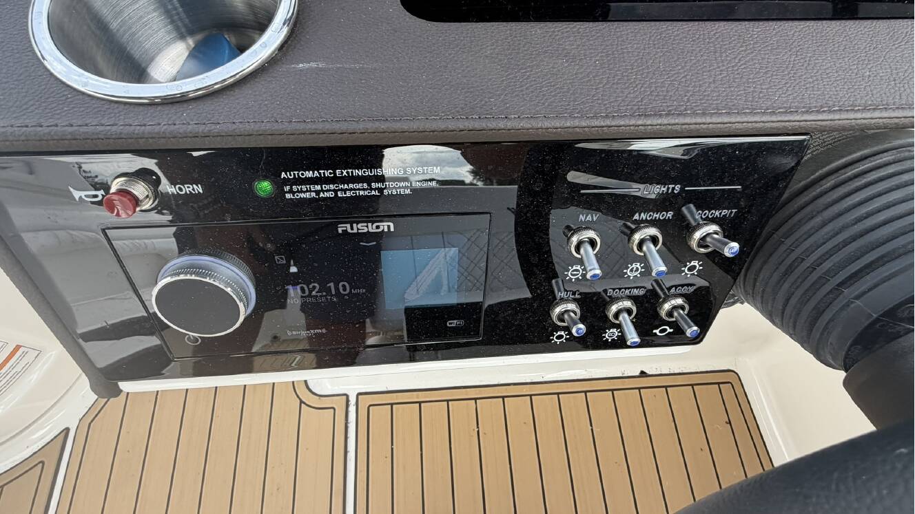 A photo of this 2026 Sea Ray SDX 290