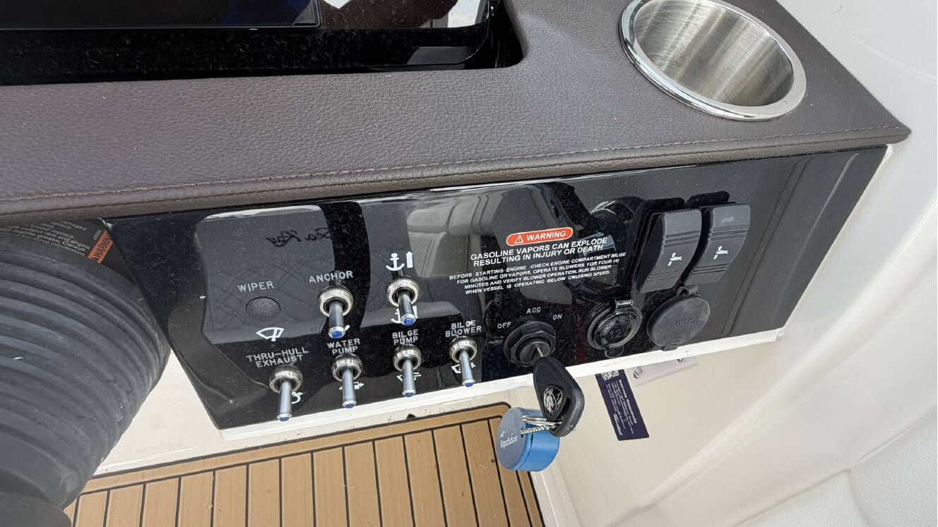 A photo of this 2026 Sea Ray SDX 290