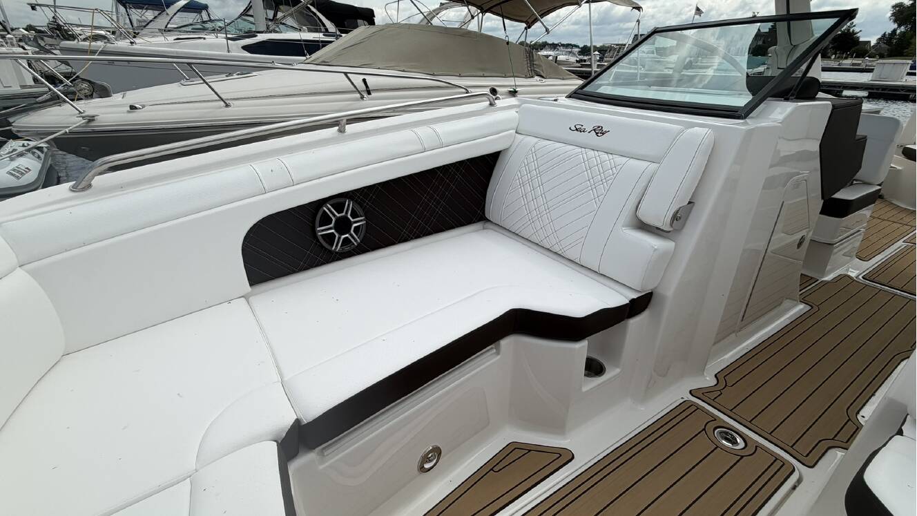A photo of this 2026 Sea Ray SDX 290
