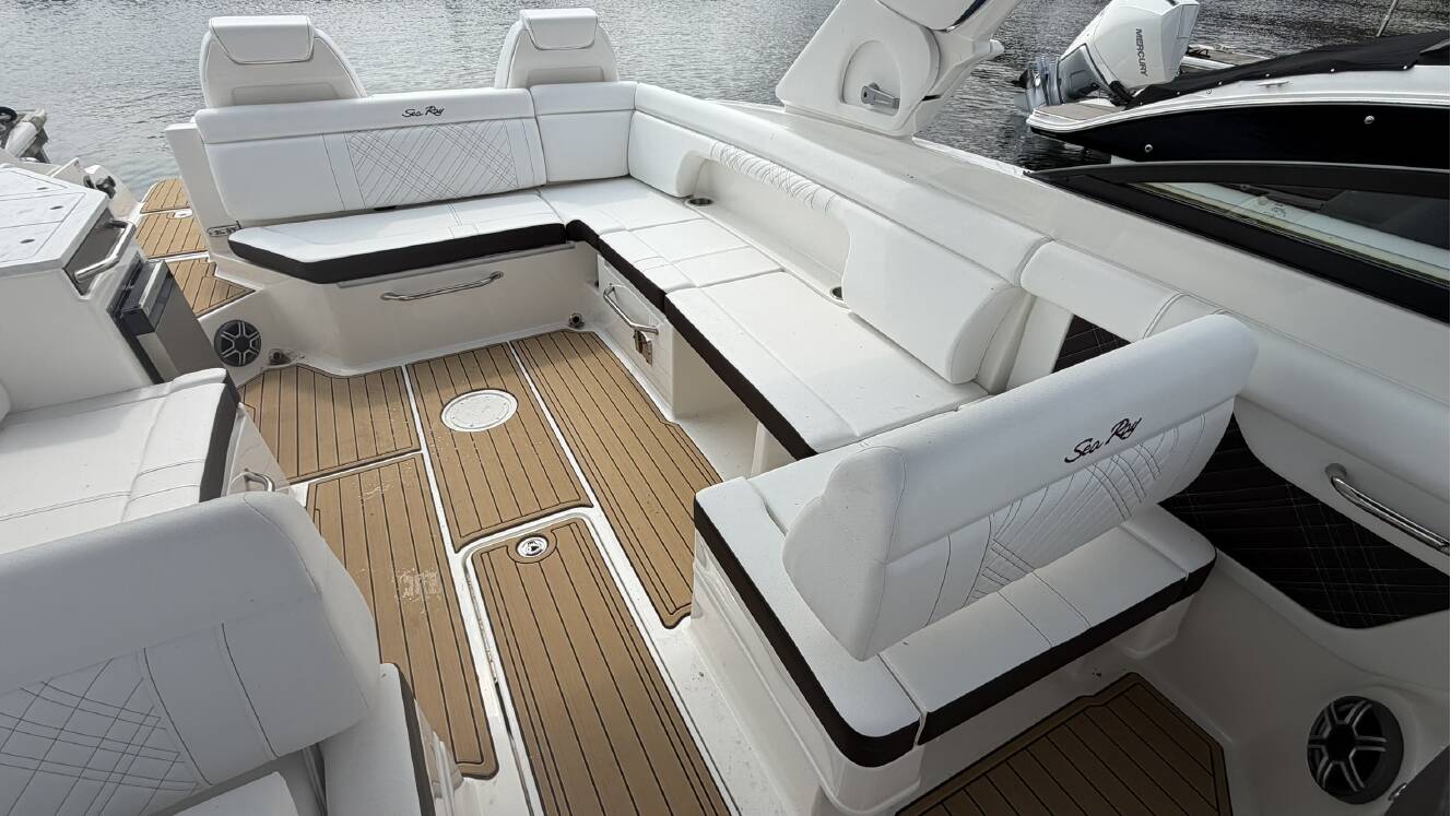 A photo of this 2026 Sea Ray SDX 290