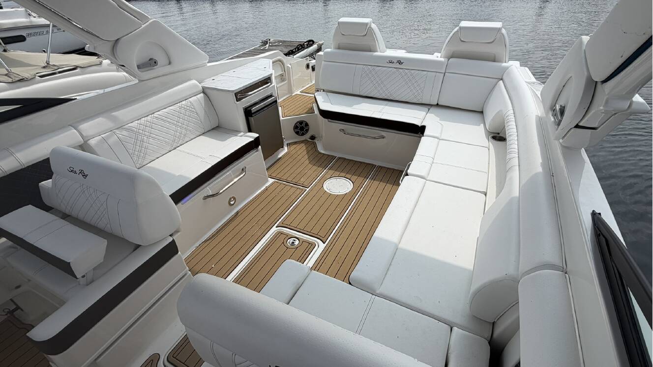 A photo of this 2026 Sea Ray SDX 290