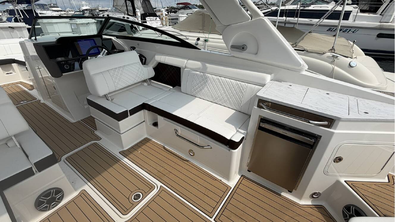 A photo of this 2026 Sea Ray SDX 290