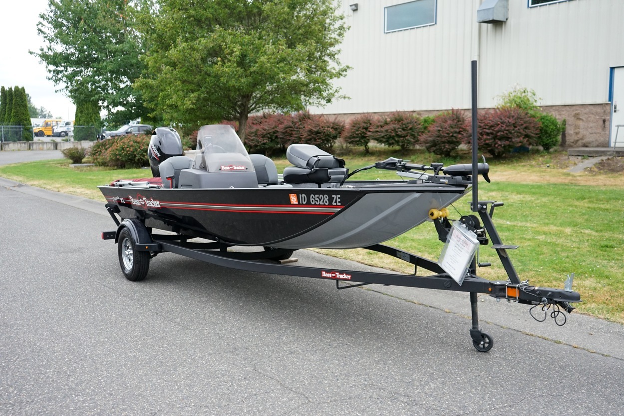 2026 Tracker Classic Xl 17 Side Console in