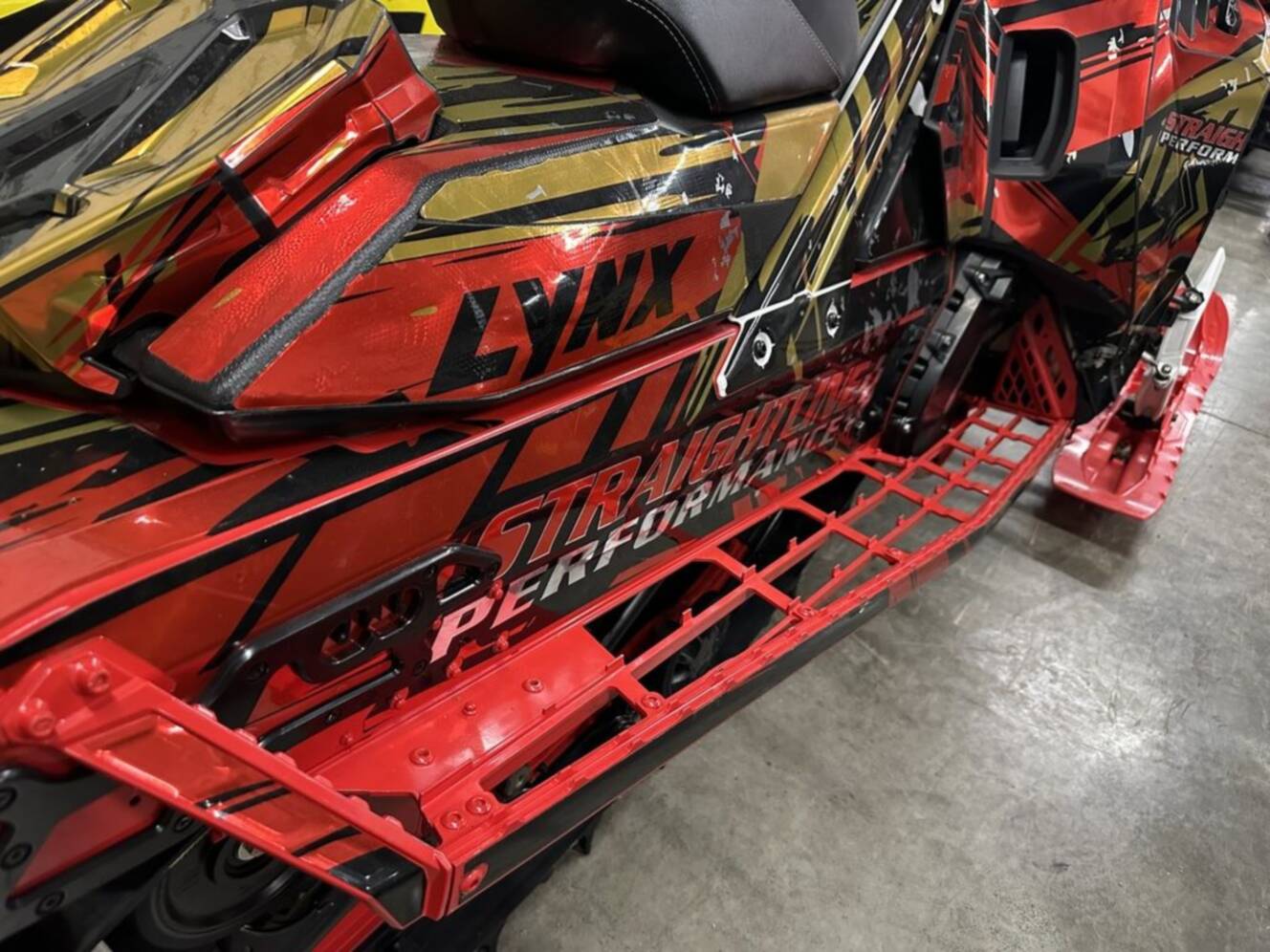A photo of this 2024 Lynx® Shredder RE 850 E-TEC_3900_HAlt_4.5-in