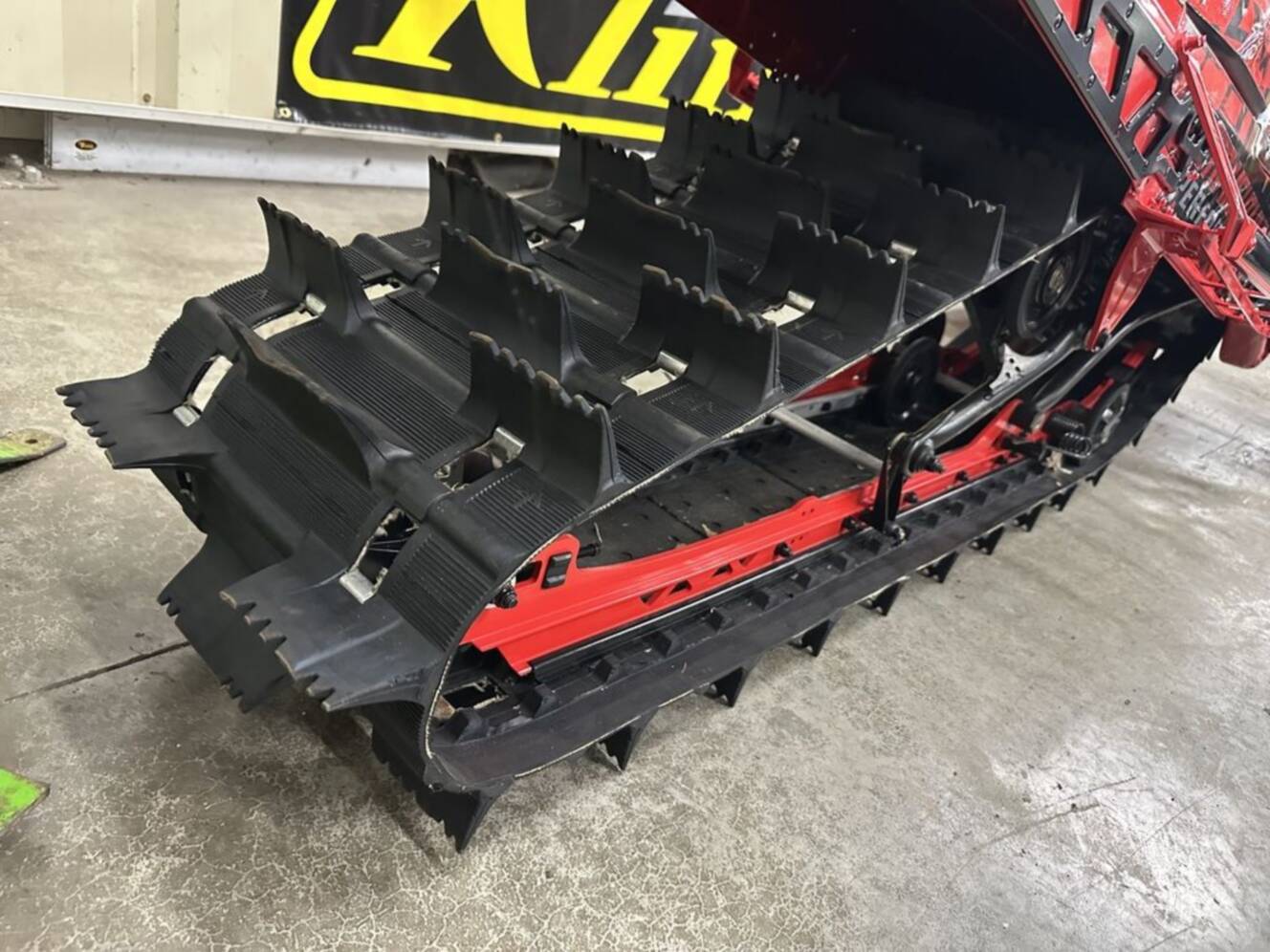 A photo of this 2024 Lynx® Shredder RE 850 E-TEC_3900_HAlt_4.5-in