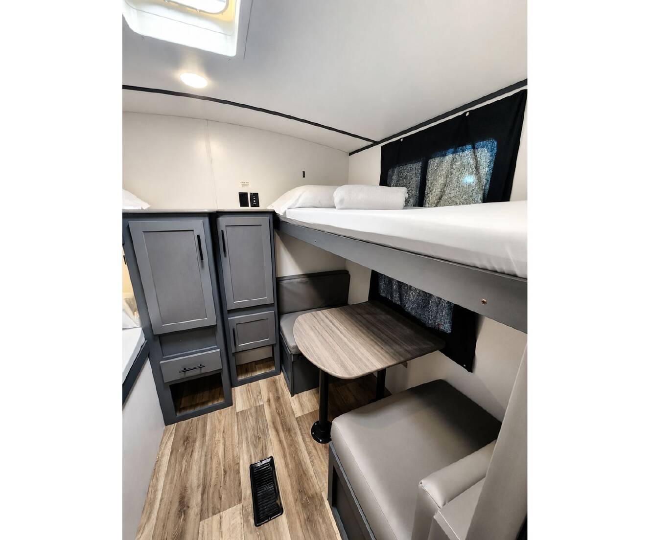 A photo of this 2022 Keystone BULLET 287QBS