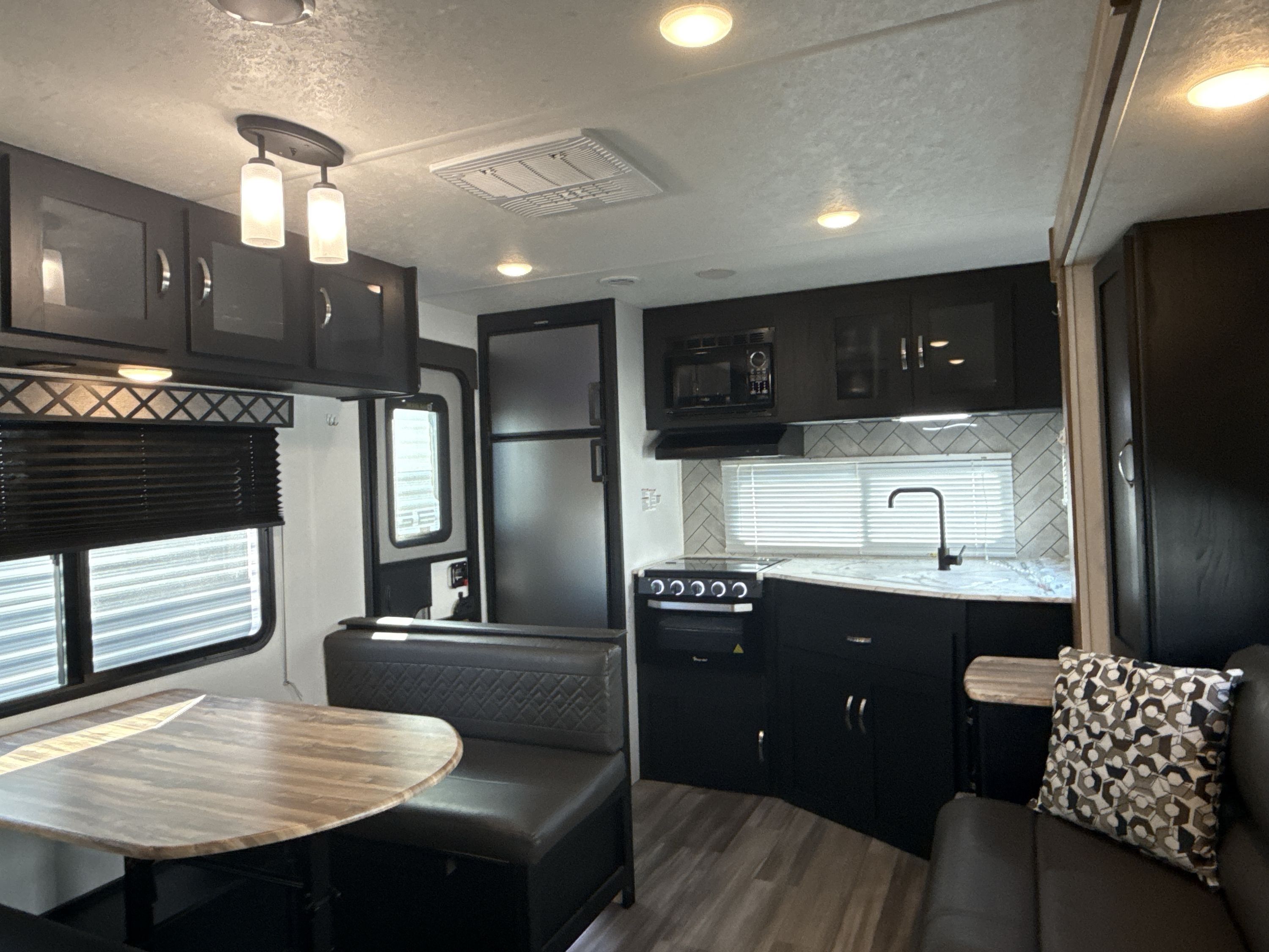 2022 Coachmen FREEDOM EXPRESS ULTRA LITE 246RKS in birch run MI