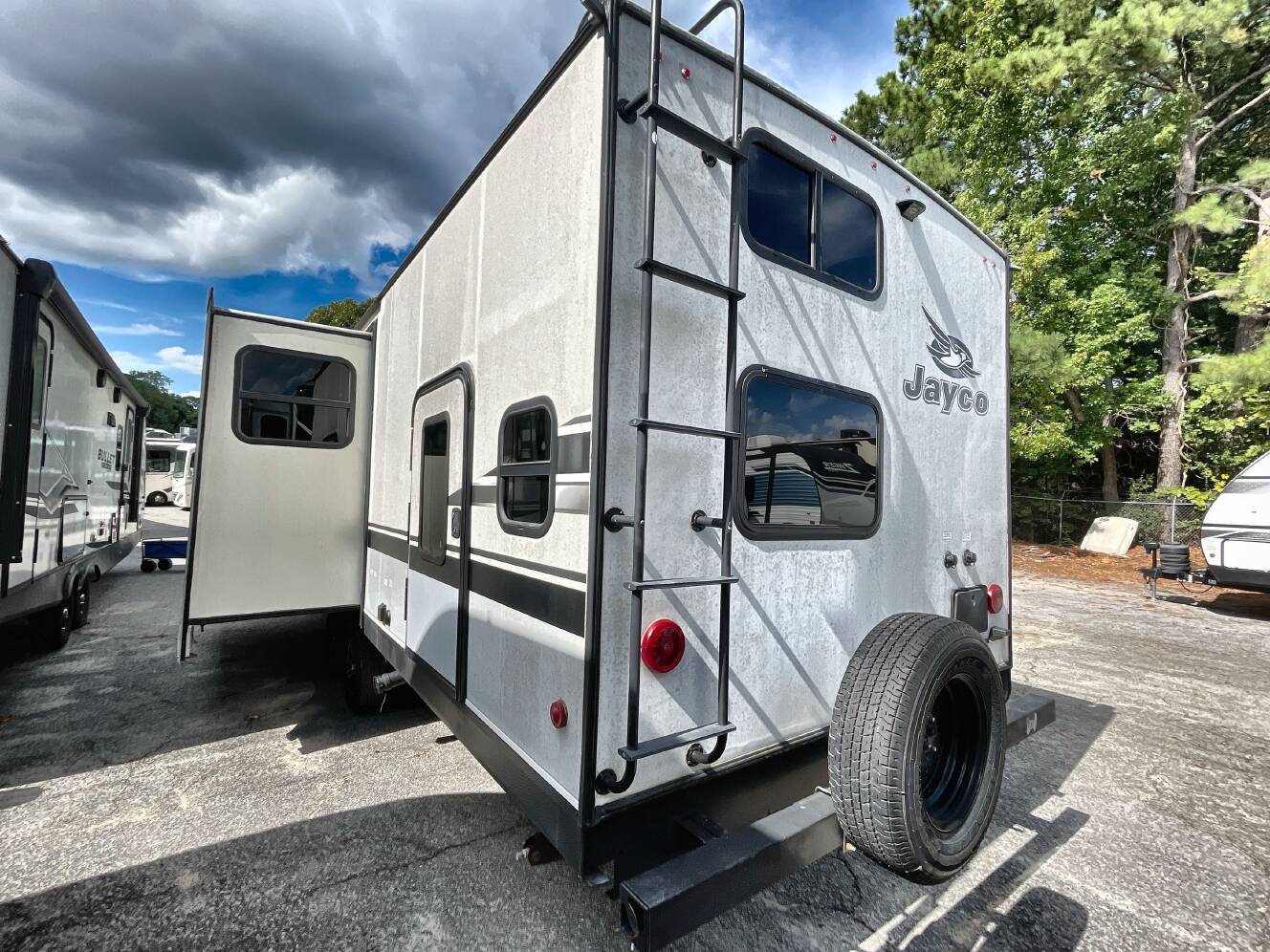 A photo of this 2020 Jayco JAY FEATHER 29QB
