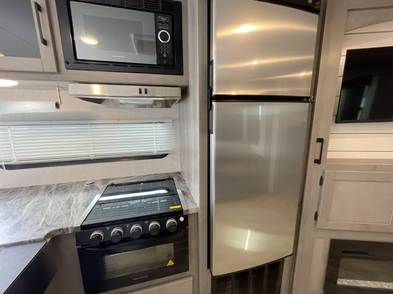 A photo of this 2022 Dutchmen KODIAK 296BHSL