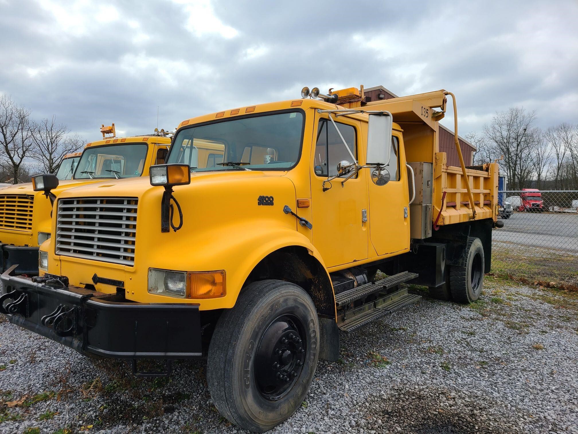 1997 INTERNATIONAL 4900 in Duncansville, PA