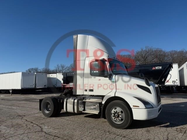 2023 VOLVO VNR42T300 in Crete, IL