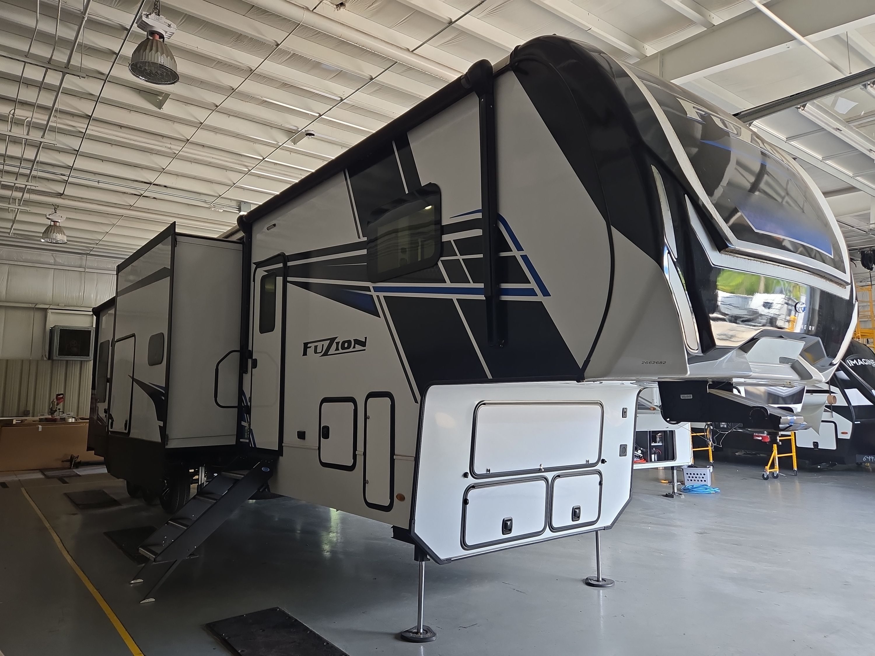 2024 Keystone FUZION 425 Fifth Wheel Toy Hauler RV