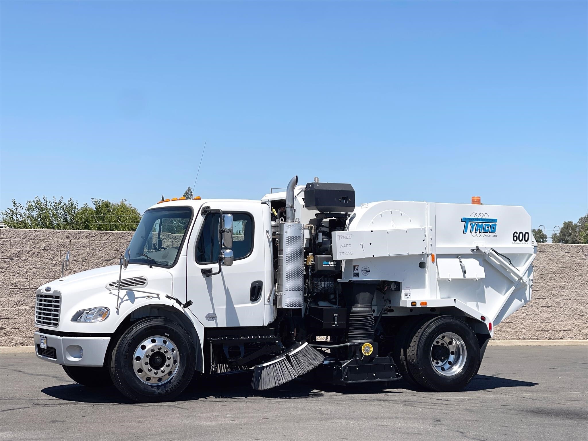 2011 FREIGHTLINER BUSINESS CLASS M2 106 in Sacramento, CA