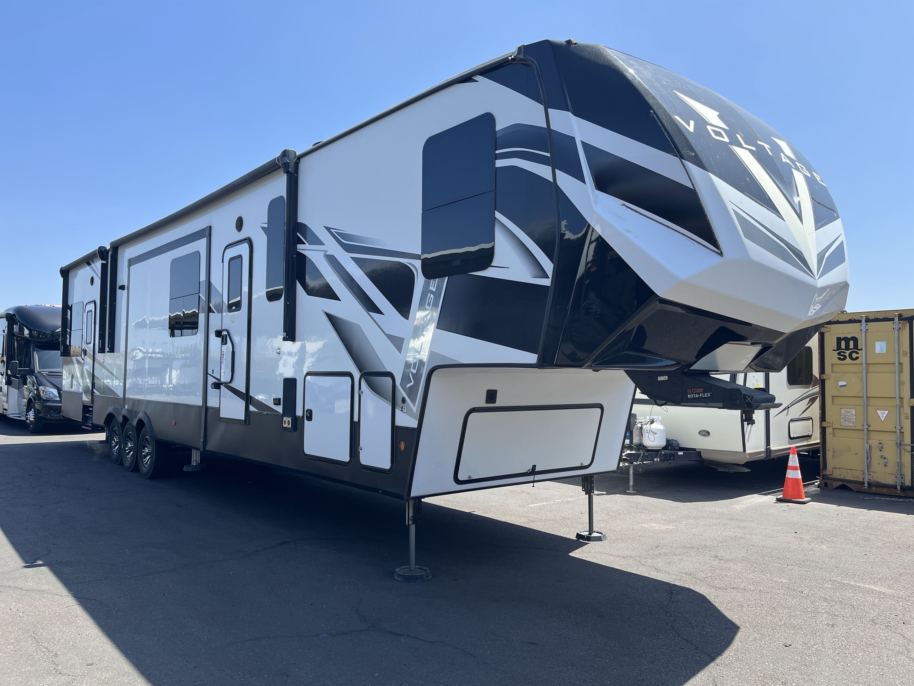 2022 Dutchmen VOLTAGE 4225 Fifth Wheel Toy Hauler RV