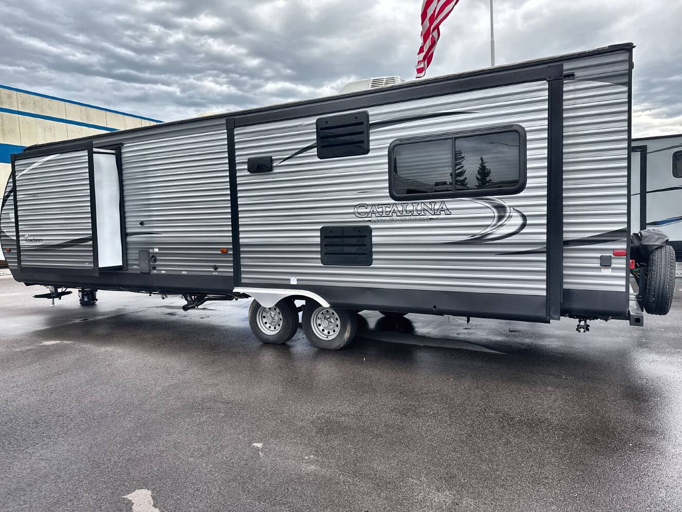 A photo of this 2017 Coachmen CATALINA 333RETS