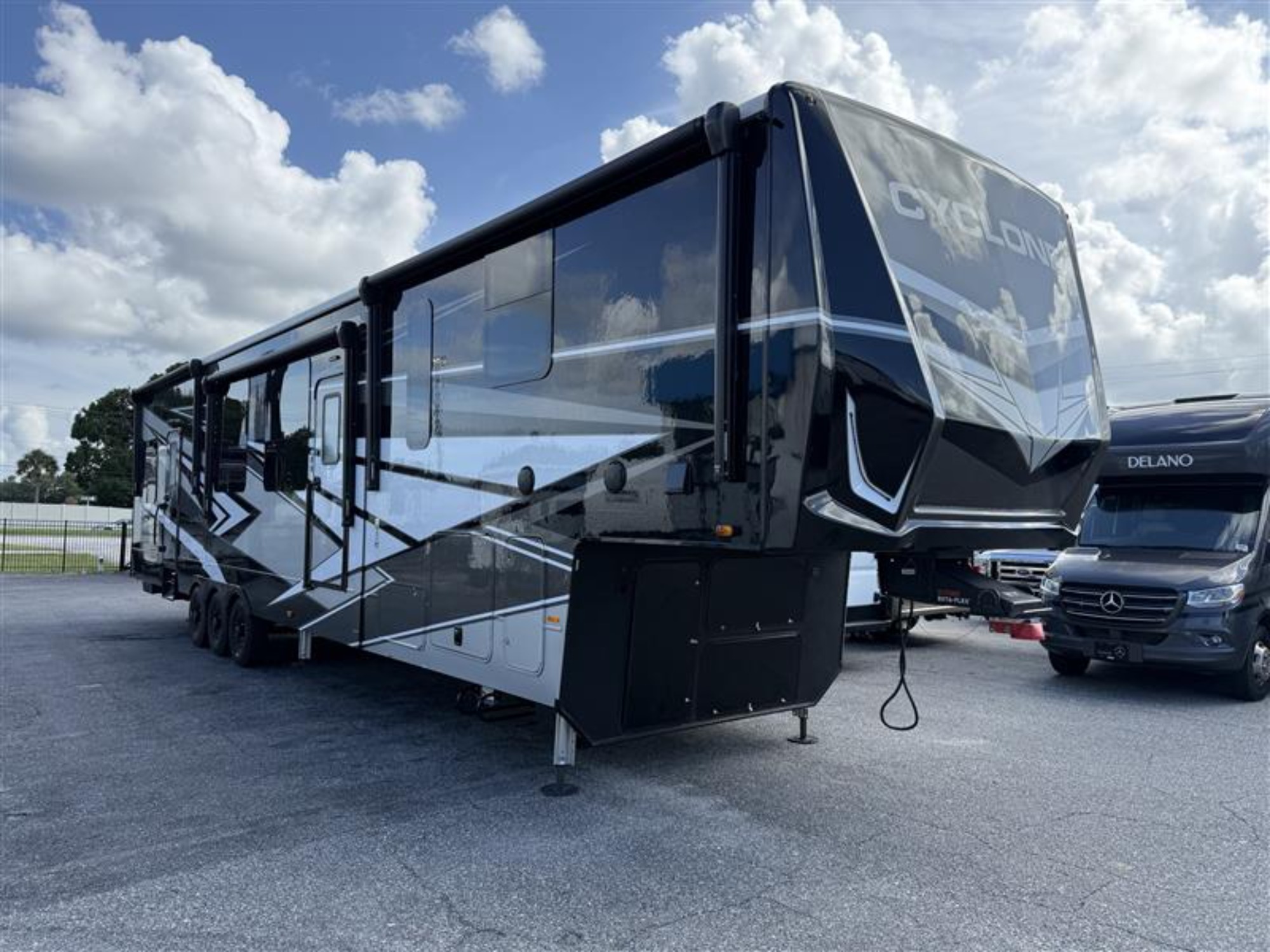 2025 Heartland CYCLONE 4014C Fifth Wheel Toy Hauler RV