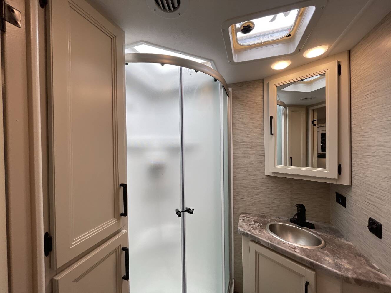 A photo of this 2023 Thor CHATEAU 31WV