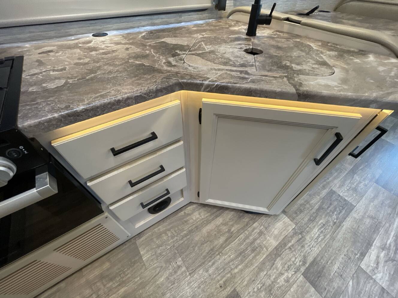 A photo of this 2023 Thor CHATEAU 31WV