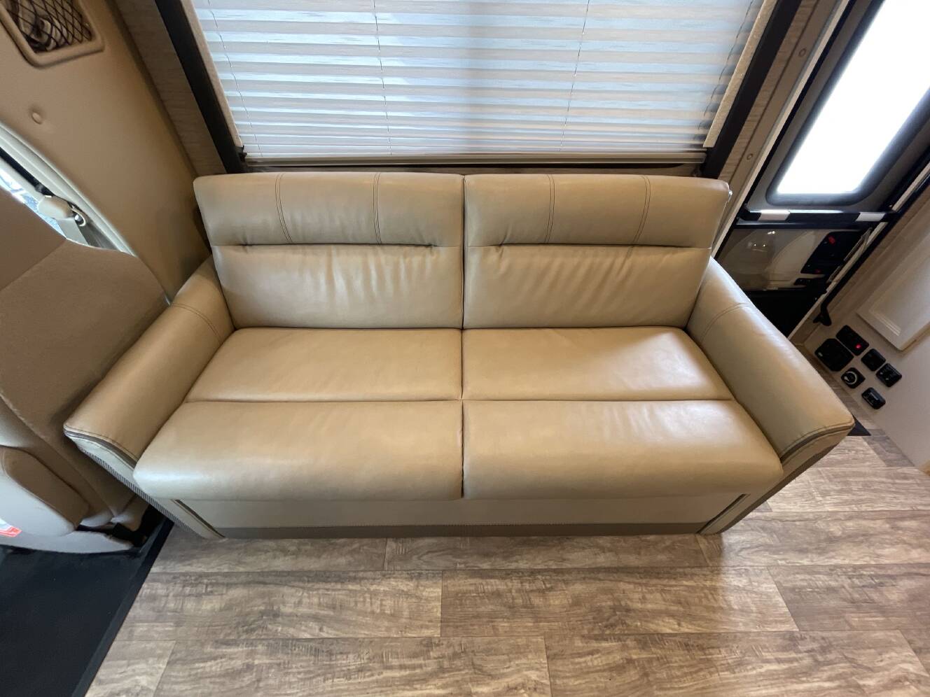 A photo of this 2023 Thor CHATEAU 31WV