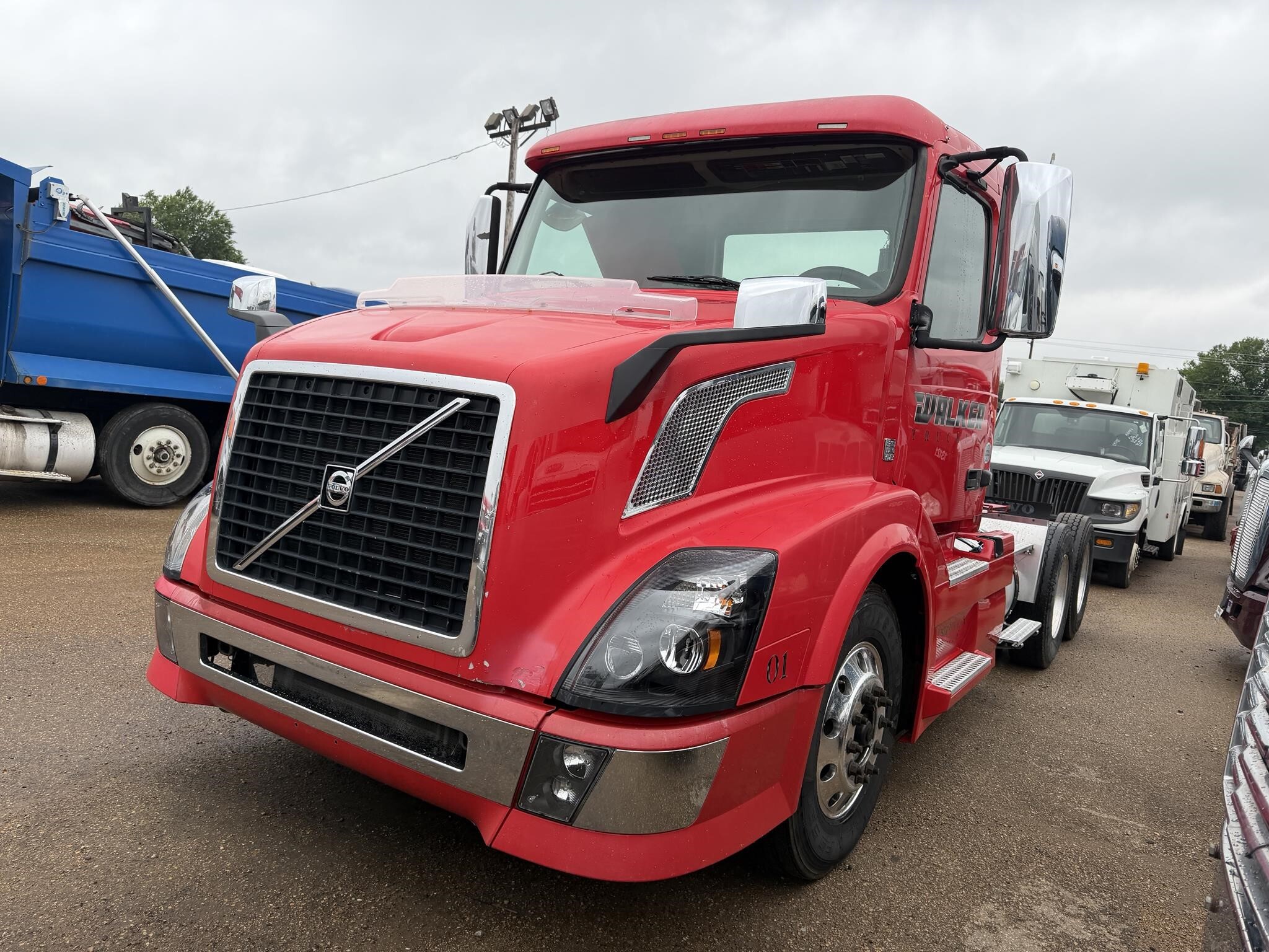 2013 VOLVO VNL64T300 in Covington, TN