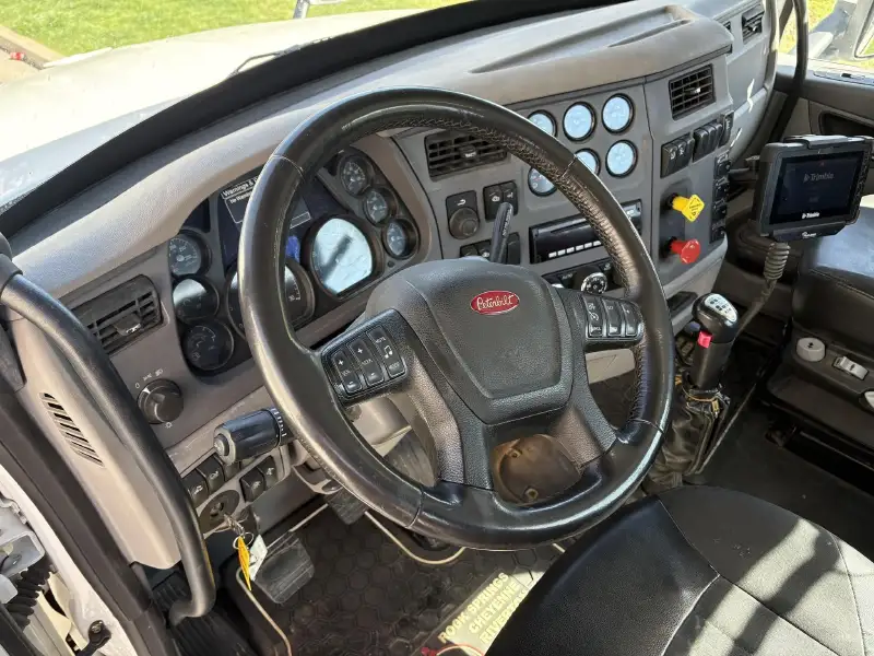 2017 PETERBILT 579