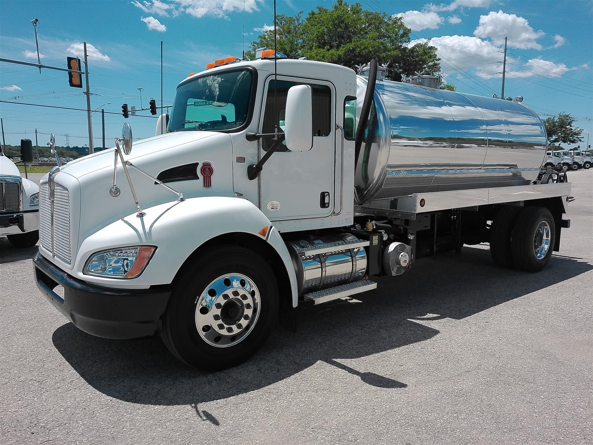 2017 KENWORTH T370 in Kansas City, KS