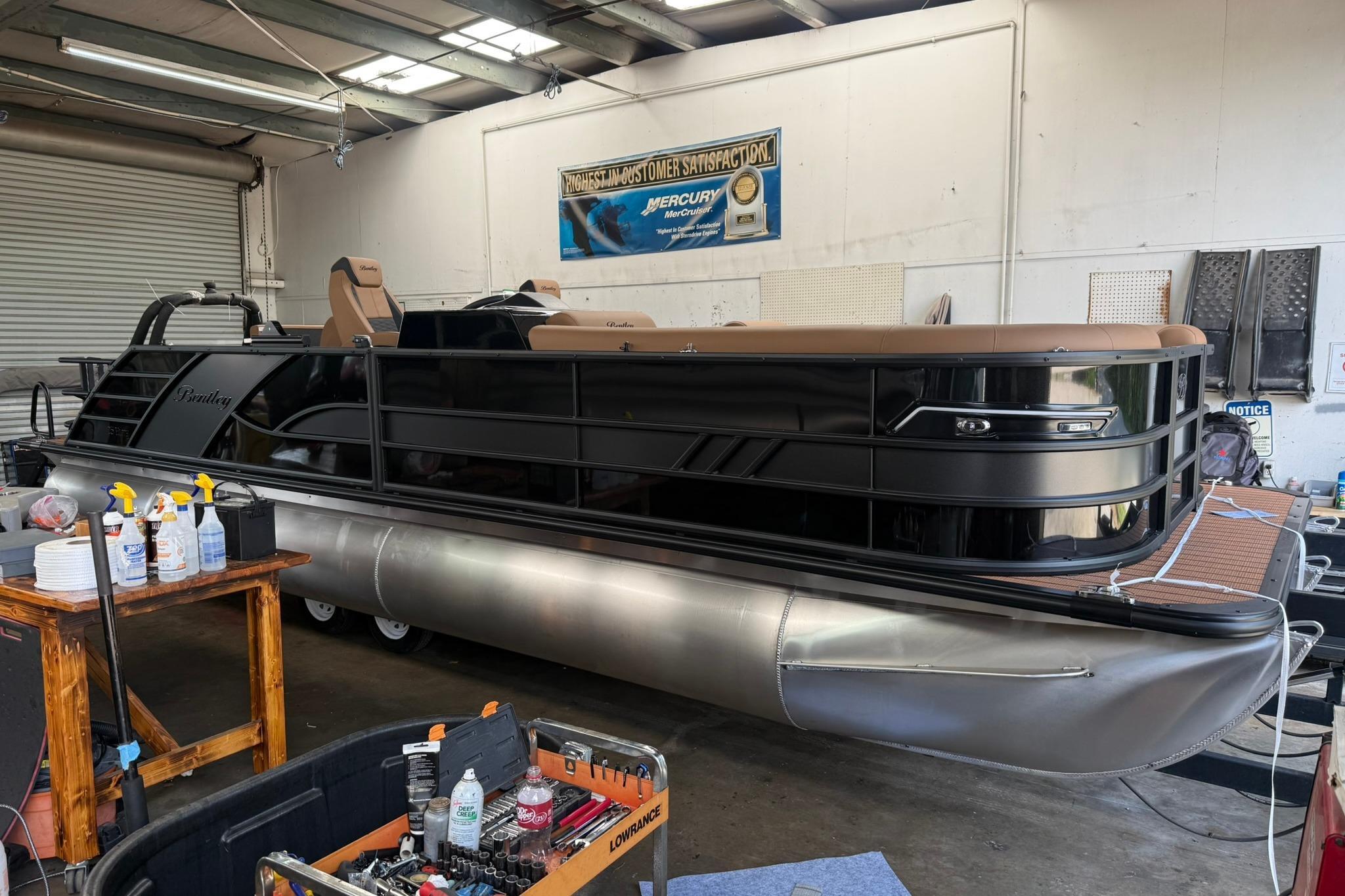 2026 Bentley Pontoons Elite 253 Swingback 25’ SWINGBACK DUAL CAPTAIN in oakwood GA