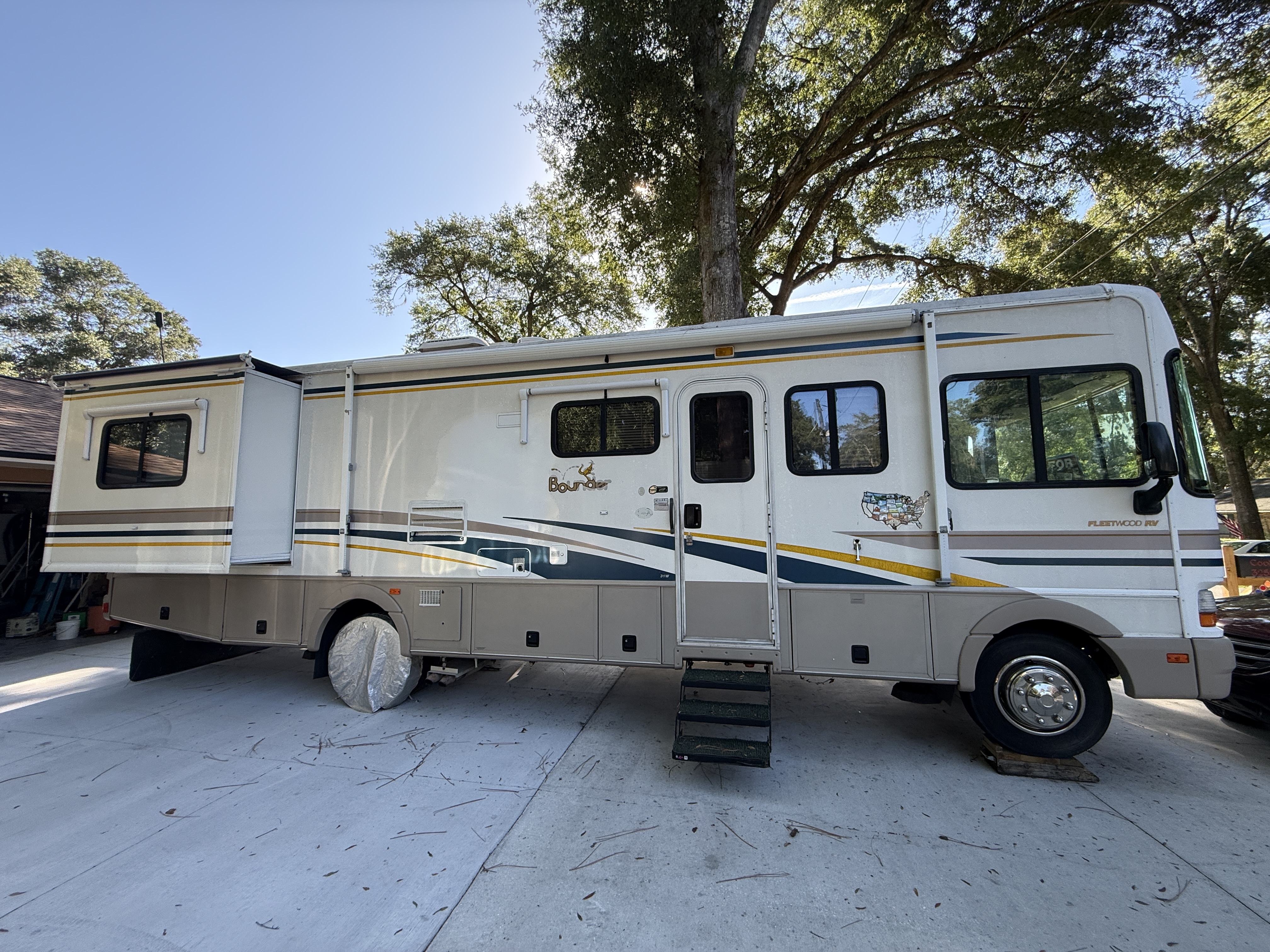 2002 Fleetwood BOUNDER 31W RV