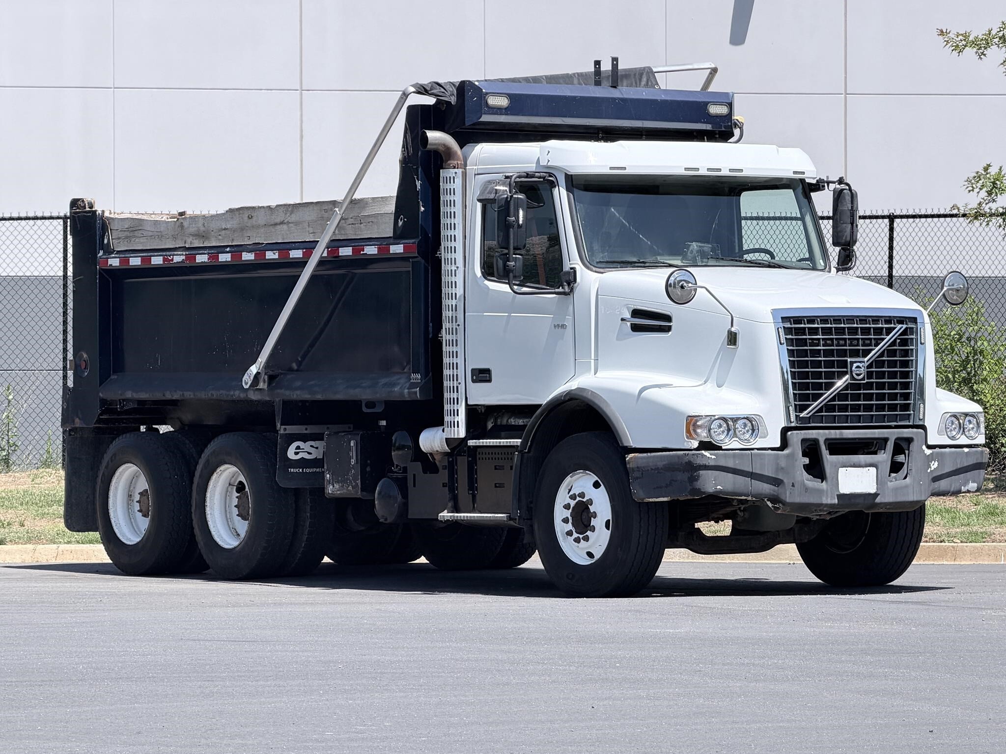 2019 VOLVO VHD64B300 in Cartersville, GA