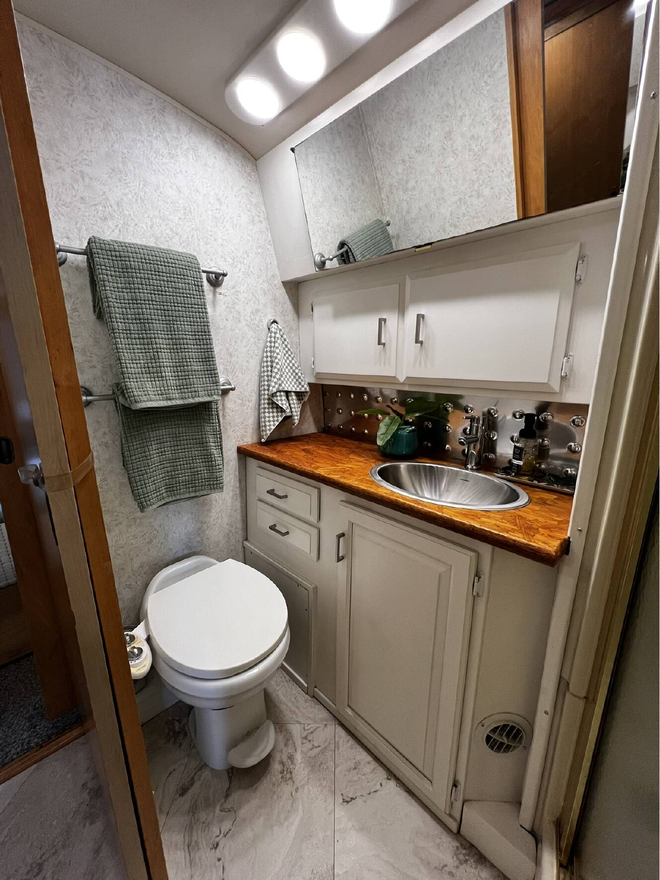 A photo of this 2004 Airstream CLASSIC 34