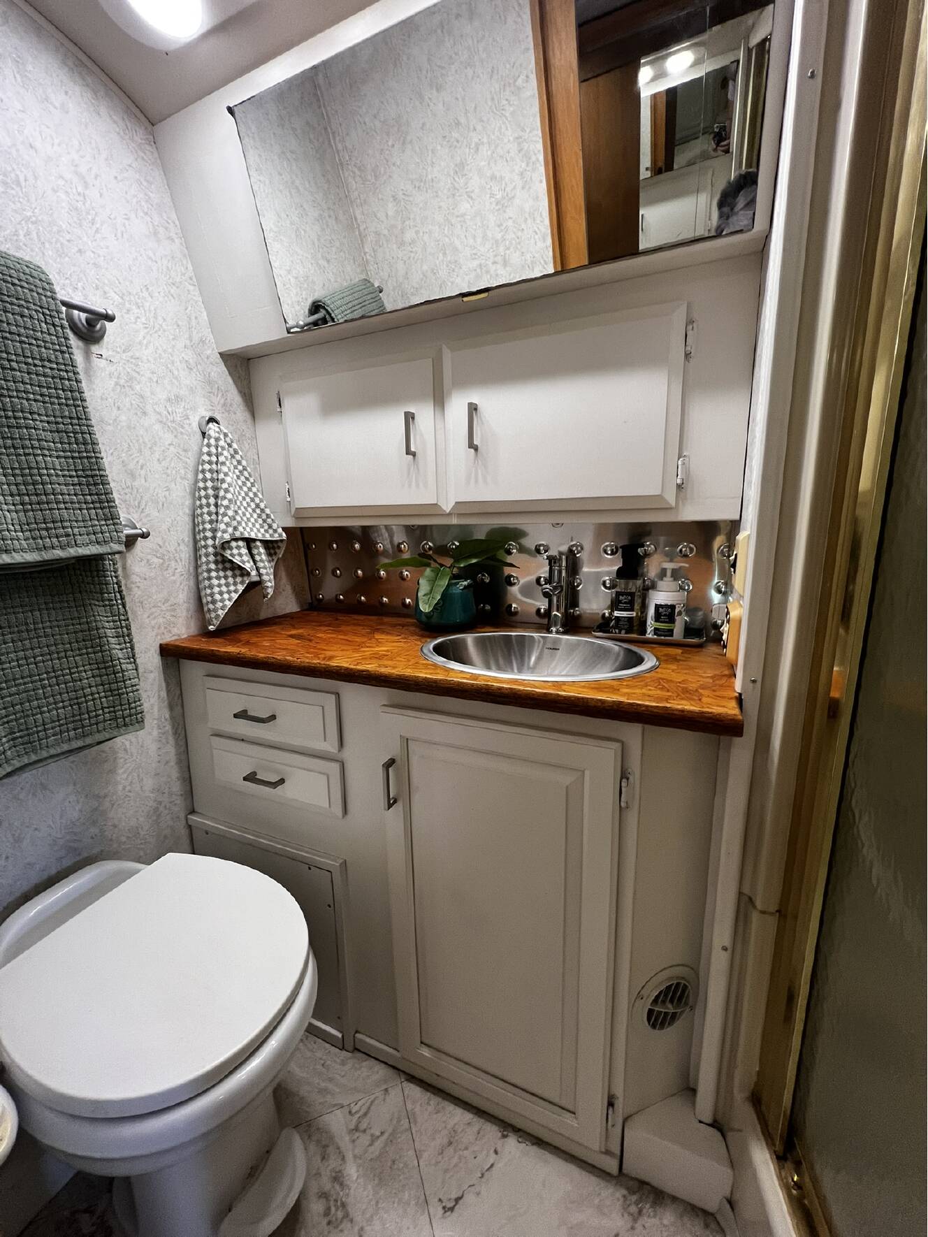A photo of this 2004 Airstream CLASSIC 34