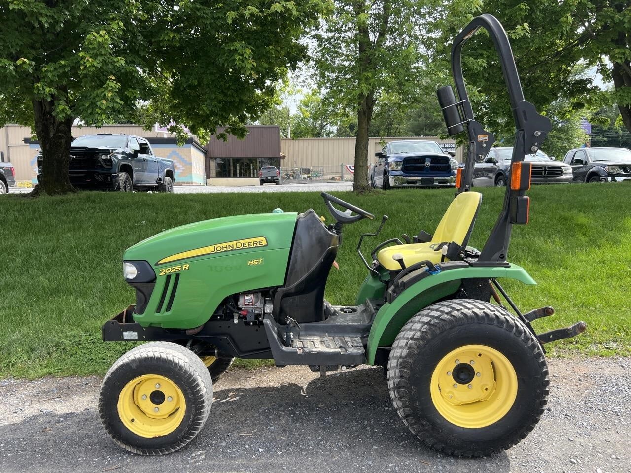 2013 JOHN DEERE 2025R in Manheim, PA