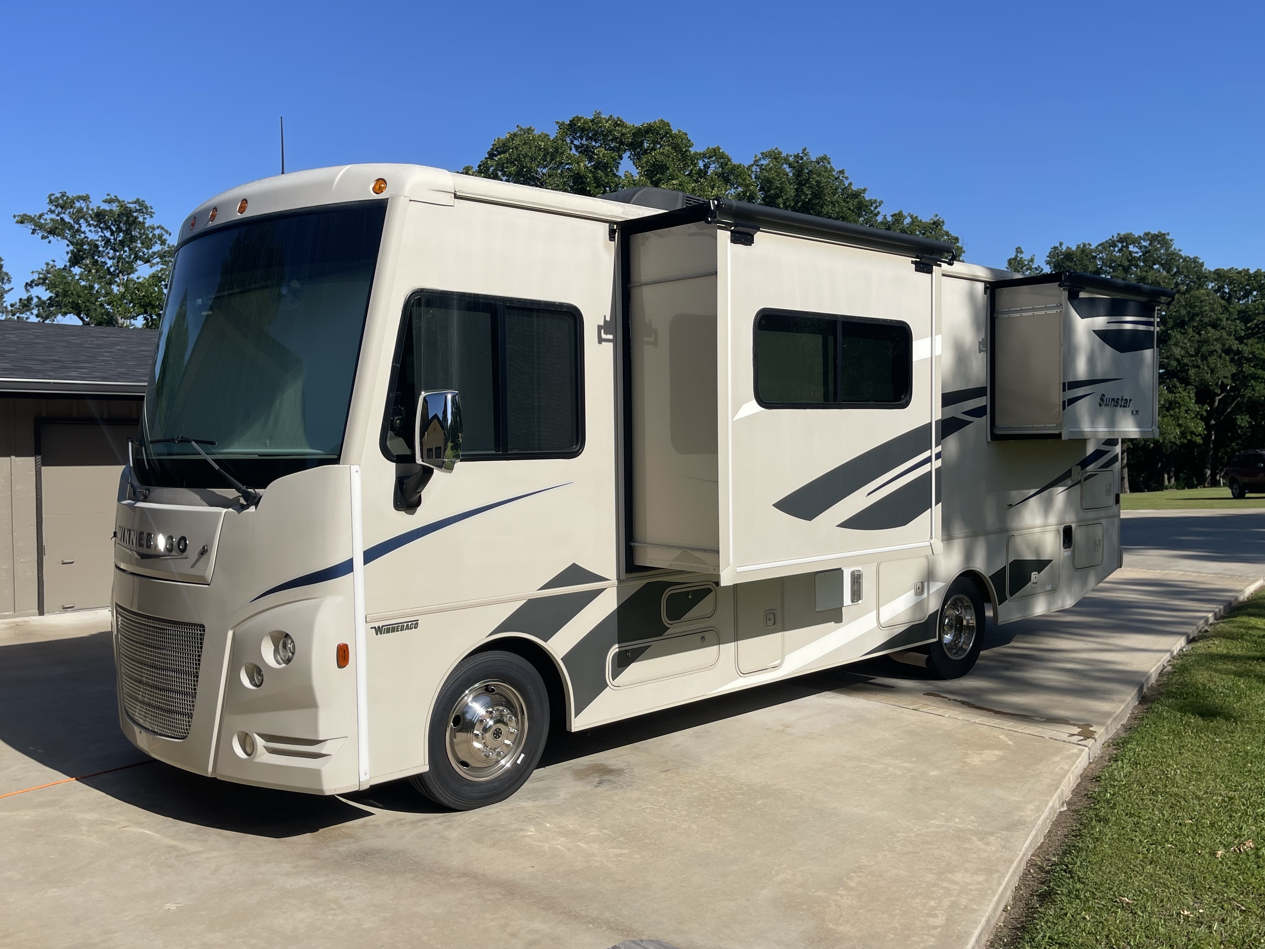 2017 Winnebago SUNSTAR LX 27N in cleveland OK