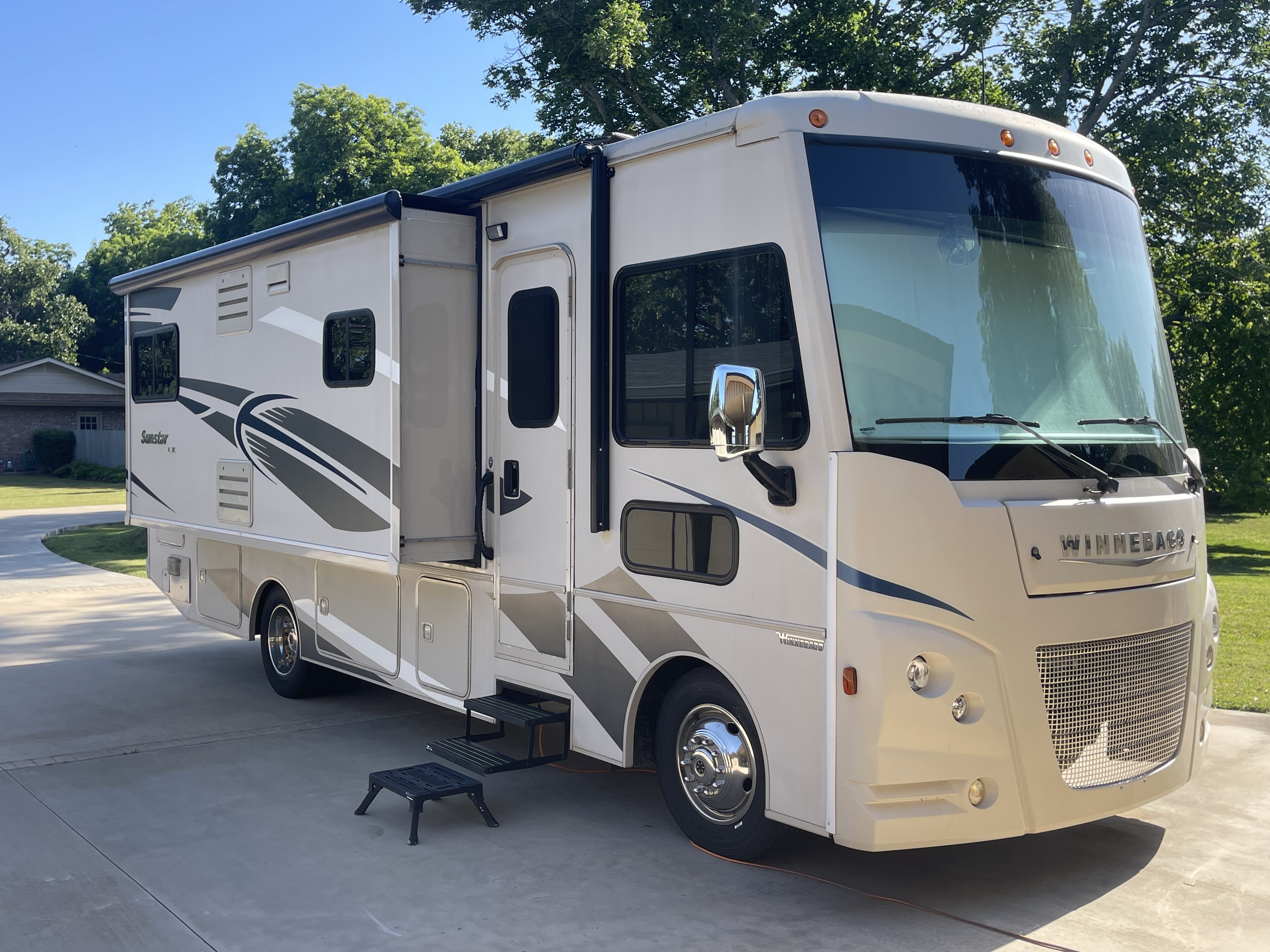 2017 Winnebago SUNSTAR LX 27N in cleveland OK