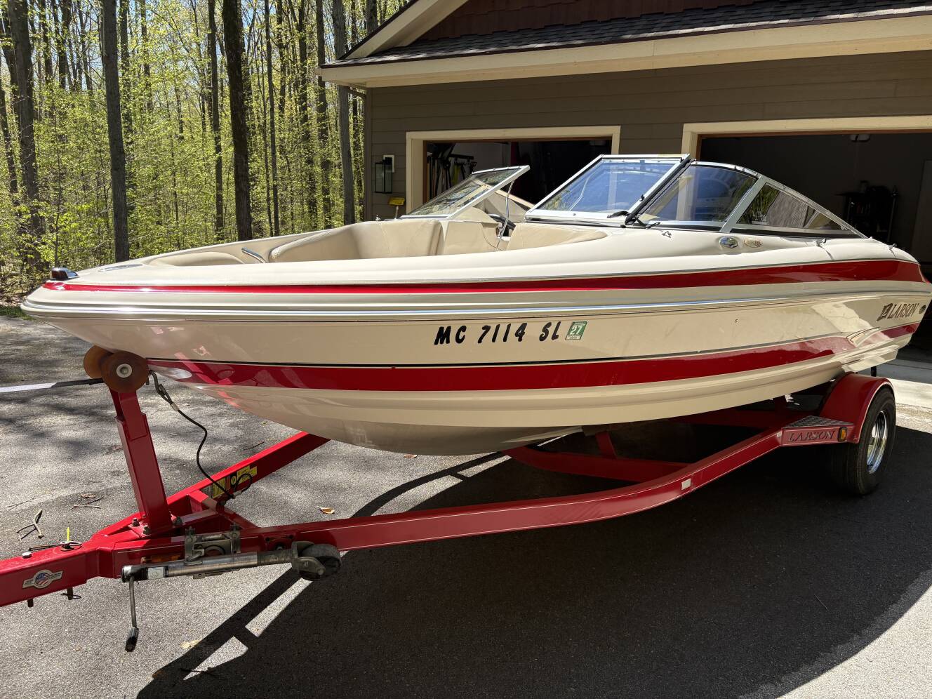 A photo of this 2003 Larson LXI 190