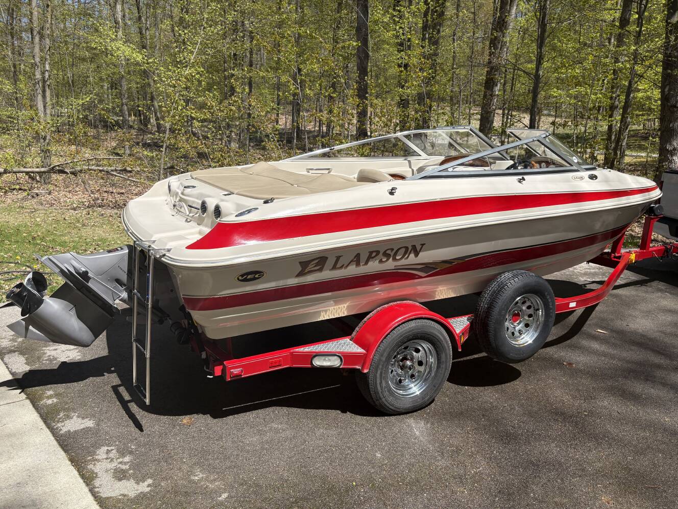 A photo of this 2003 Larson LXI 190