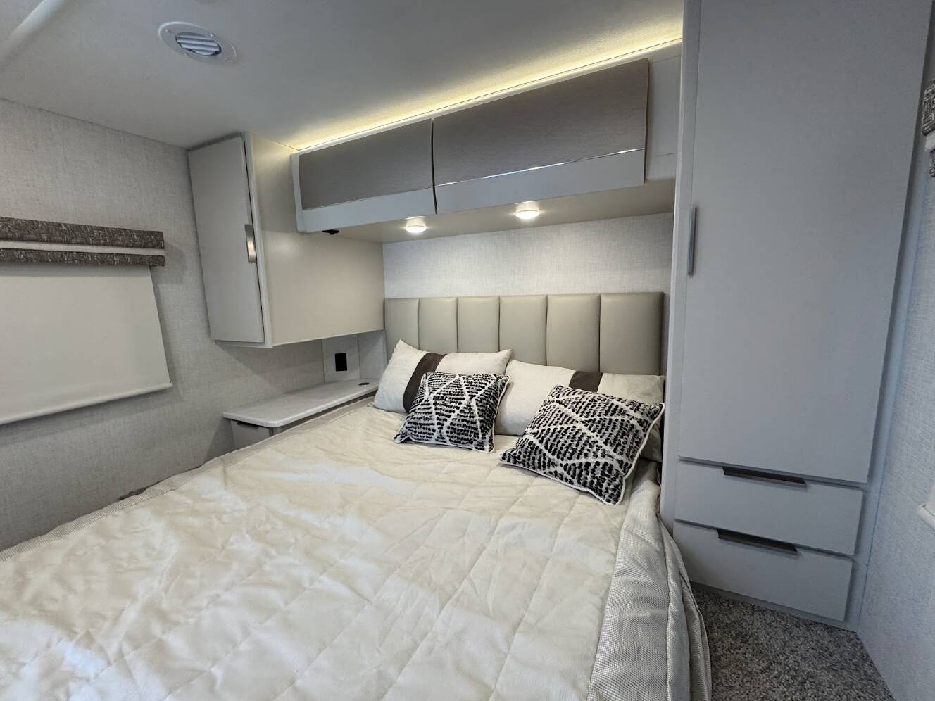 A photo of this 2027 Thor Motor Coach AXIS 26.1