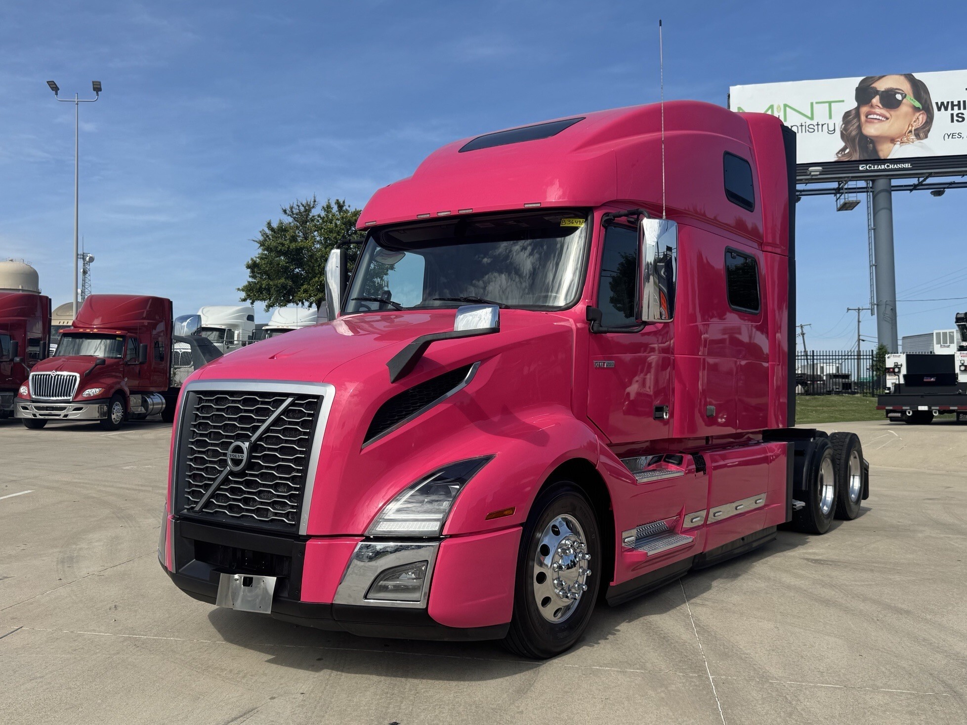 2023 VOLVO VNL64T860 in Dallas, TX